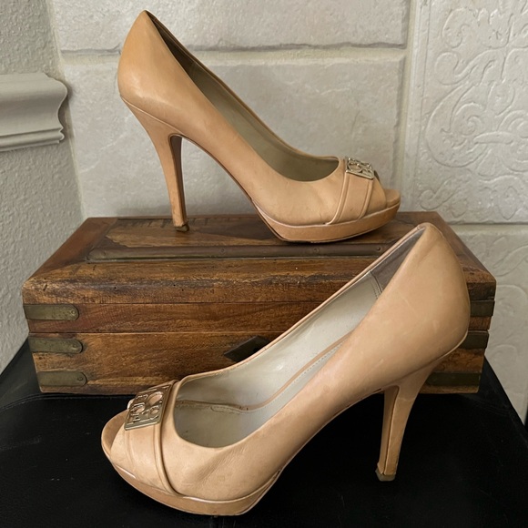 Ladies leather Coach 4 inch beige peep toe pumps w gold logo buckle - Picture 2 of 12